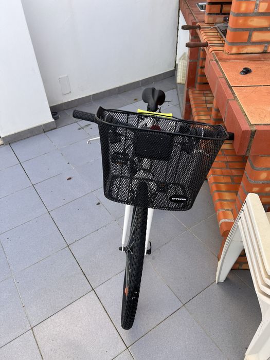 Bicicleta com cesto a frente
