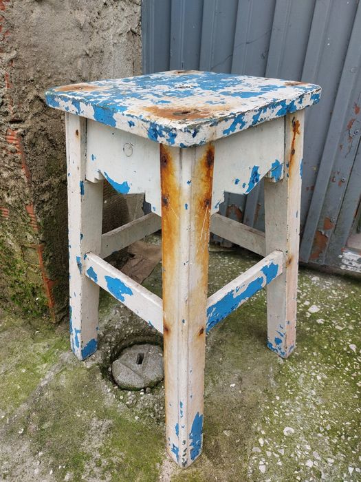 Banco de taberna rústico de madeira maciça 

Banco antigo, com um