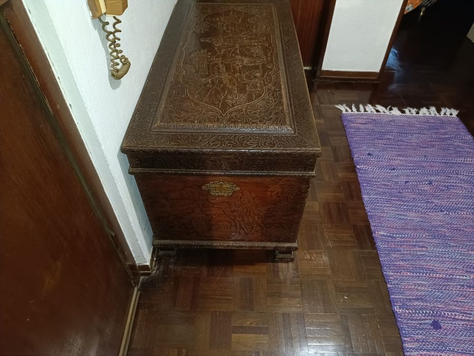 Arca de madeira maciça