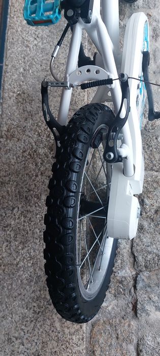 Bicicleta de criança com rodinhas de apoio  para iniciar
