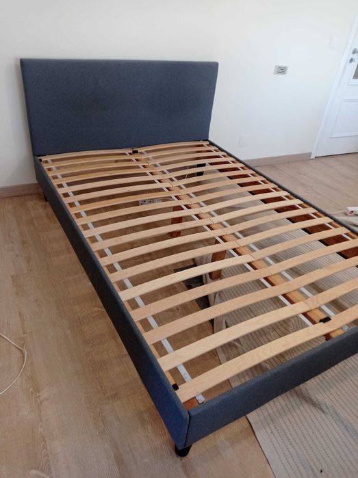 Cama de casal forrada a tecido (Ikea)