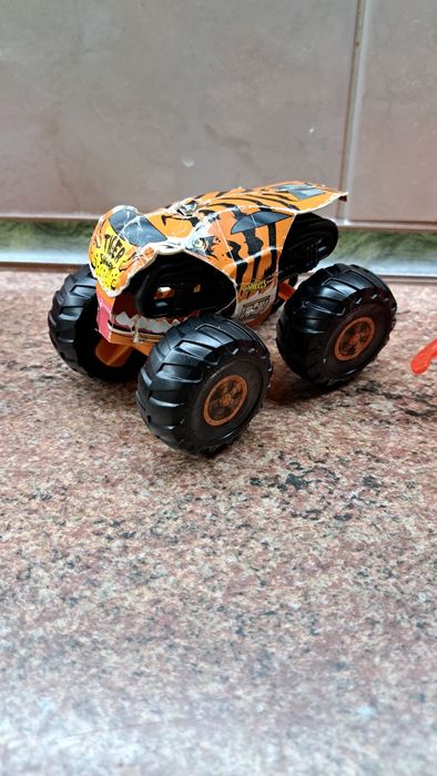 Іграшки цікаві (машинка, бінокль, м'ячик)