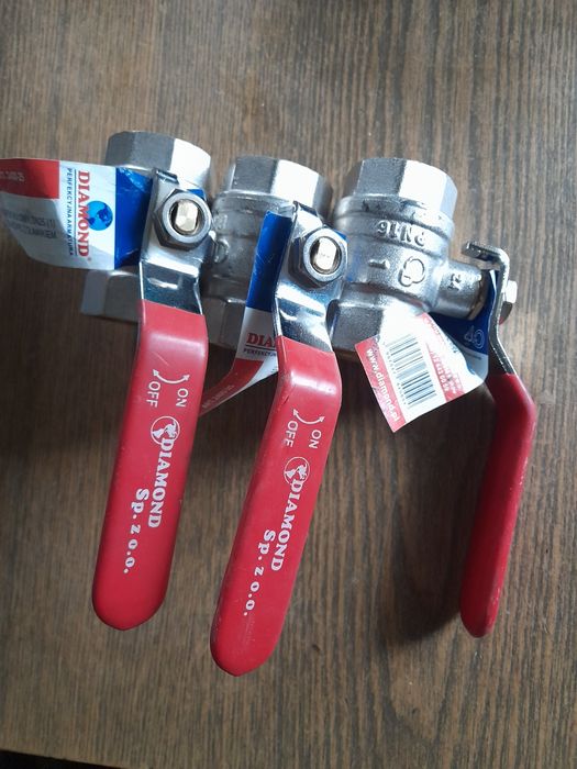 Крани для води нові.