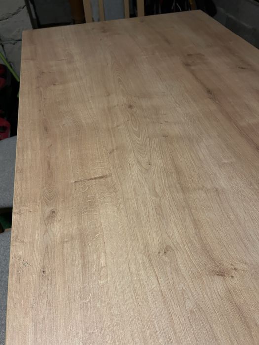 nowy stól z krzesłami