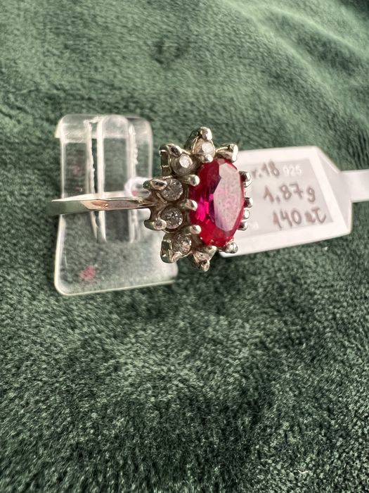 Pierscionek z rubinem