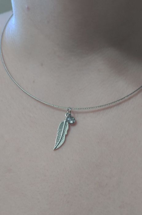 Colar pena e brilhante - Novo