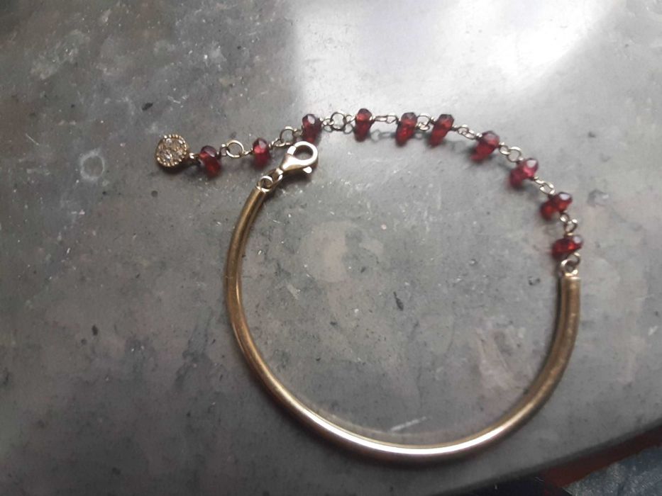 Pulseira prata dourada, Nunca usada