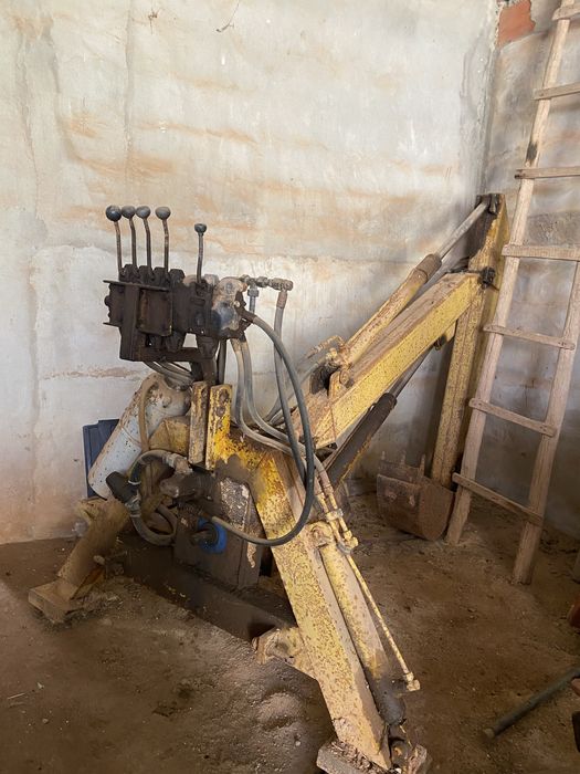 Retro escavadora de engatar ao trator