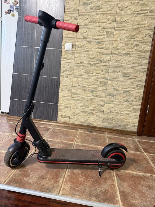 Дитячий електросамокат