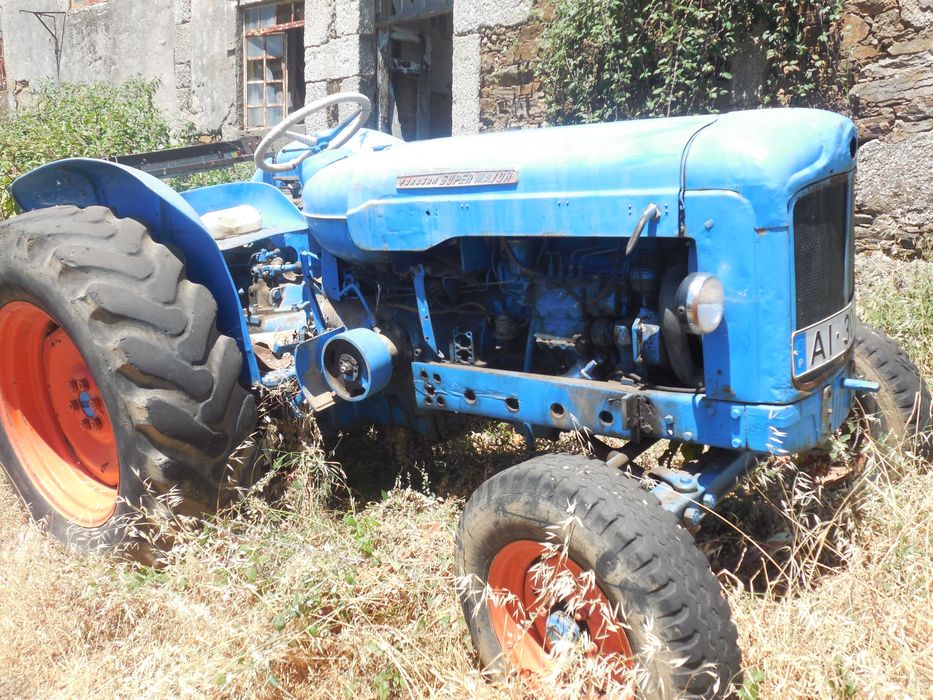 Trator Fordson Super Major com documentos.