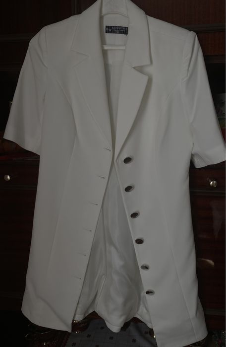 Сукня - піджак білого кольору в ідеальному стані.