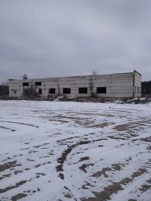 Продам капітальну будівлю  з великою територією!