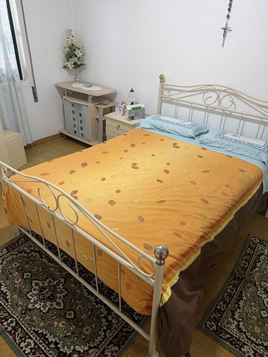 Cama de casal em ferro vintage  com moveis