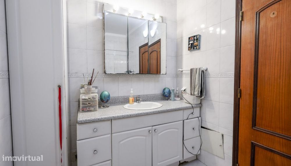 Amplo apartamento T3, com terraço, à venda em Quarteira, Algarve