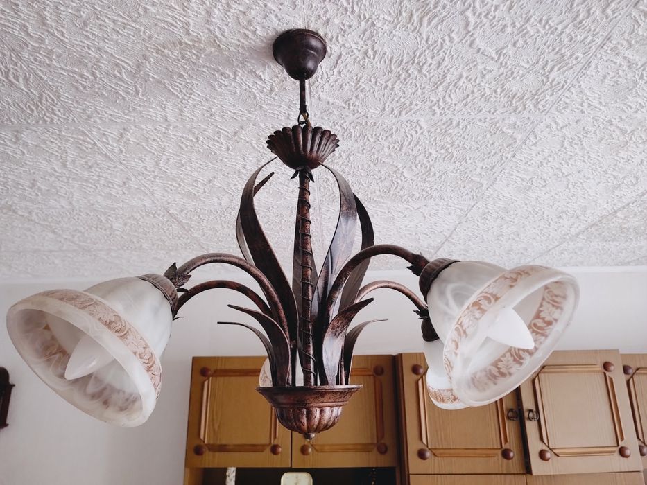 Żyrandol w starym stylu