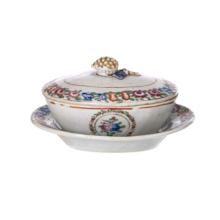 Porcelana oriental - Pequena terrina com apresentador - Companhia das