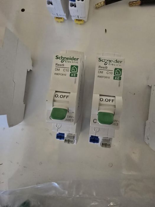 Rozdzielnica elektryczna  Schneider Resi 9 wraz z osprzętem