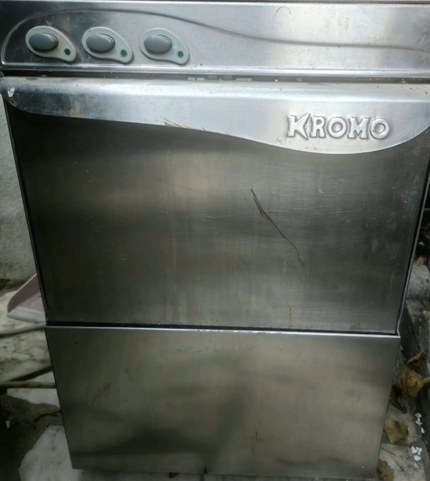 Máquinas de lavar copos Hemerson RB 53 e Kromo Aqua 35, a funcionar, com cestos e acessórios