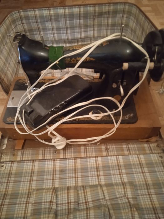 Продам швейную машину с электропедалью  полностью исправна  1300 гр