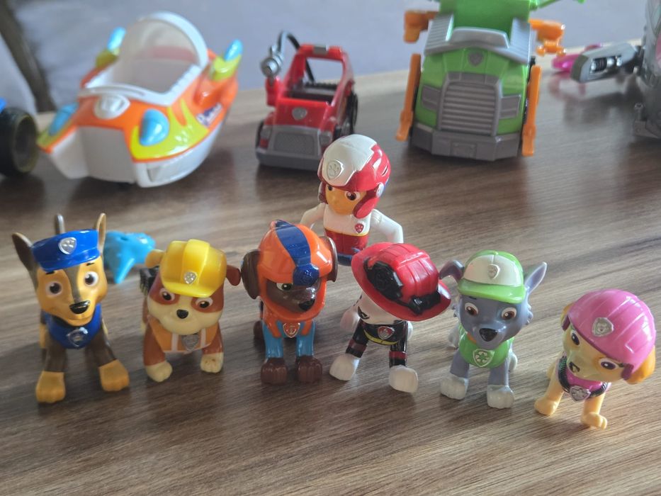 Baza Psi Patrol - cala ekipa z pojazdami