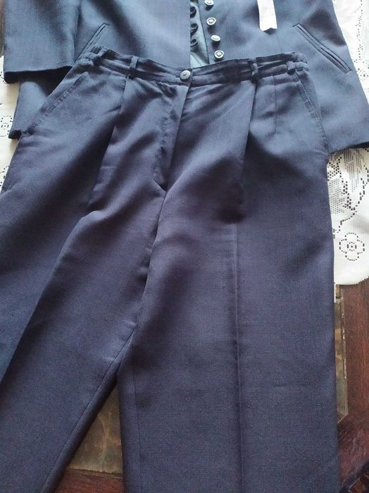 Garsonka z spodniami i kamizelką