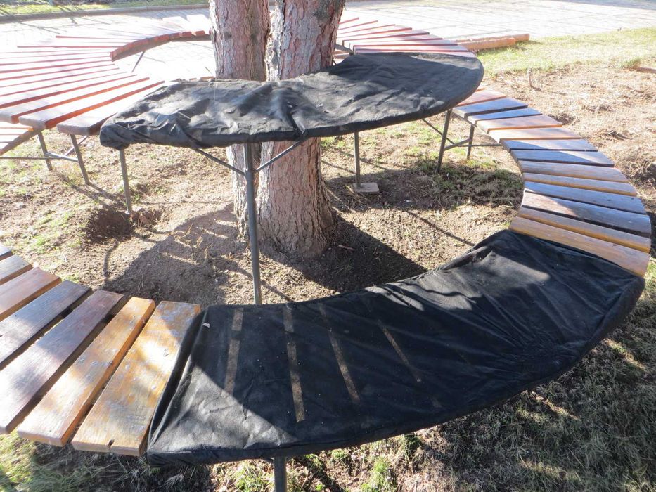 Стол и скамейка вокруг дерева.