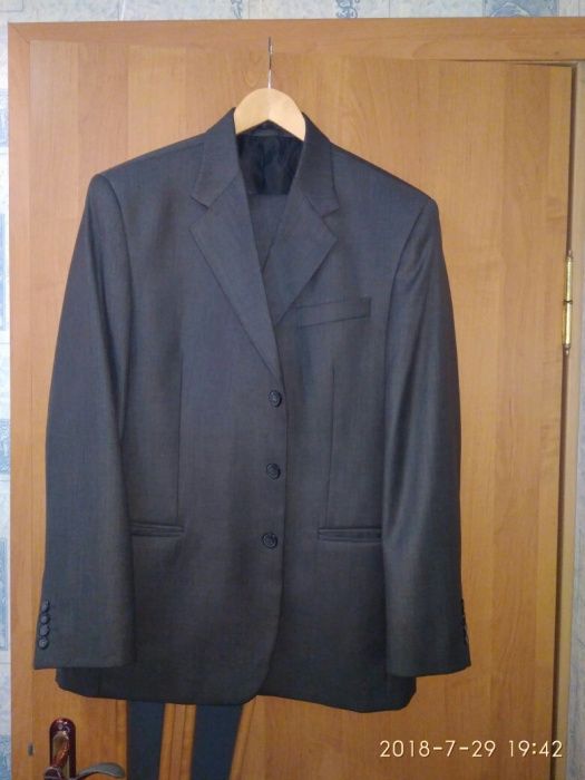 Стильний чоловічий костюм