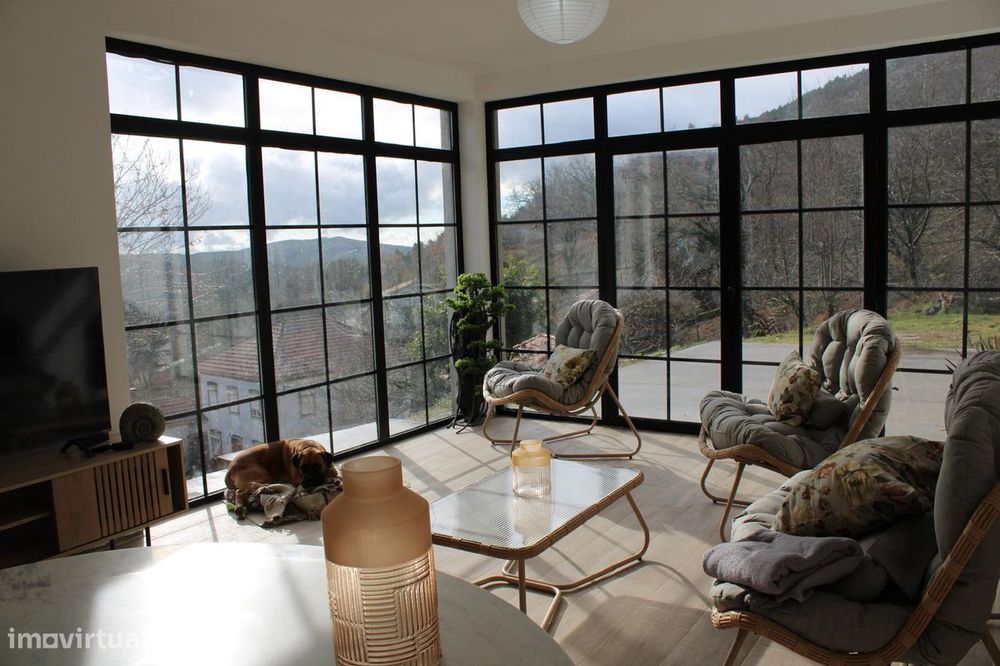 Encantadora Moradia Isolada: Harmonia, Conforto e Natureza a Poucos Mi