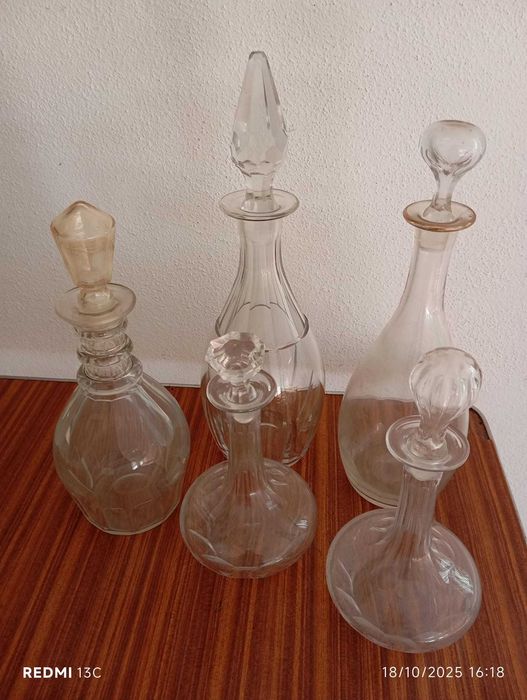 Conjunto 5 garrafas antigas de cristal