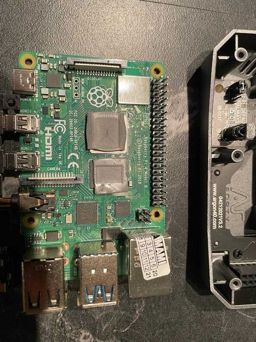 Raspberry Pi 4B 8GB RAM + Argon ONE z SSD Adapter