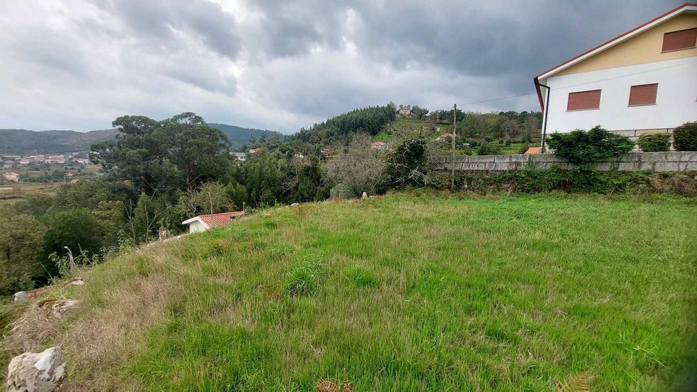 Lote de Terreno Construção de Moradia, com 648 m², em Longos Vales.