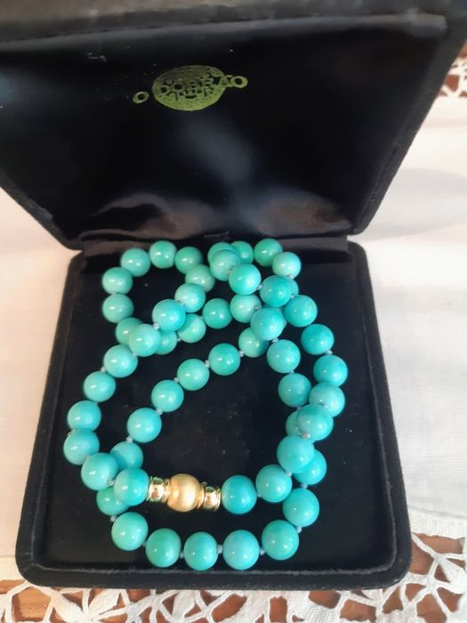 Colar de turquesas naturais com fecho em ouro.