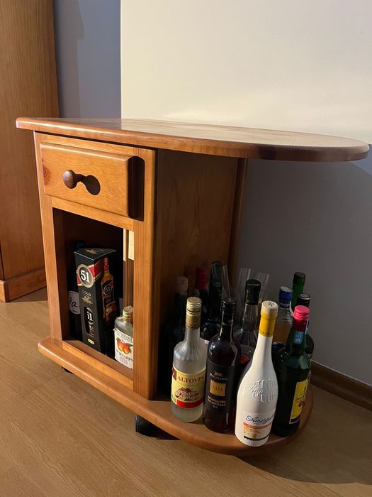 Bar de madeira maciça com arrumação.