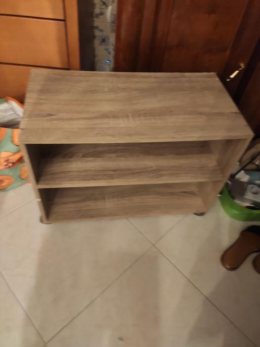 Pequena mesa com rodas