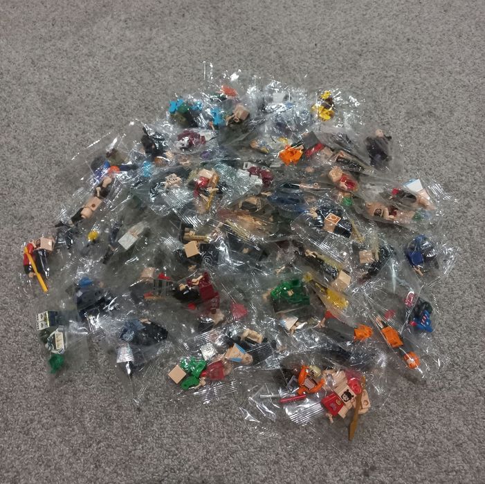 Набір мініфігурок LEGO з аксесуарами — 20 персонажів для гри