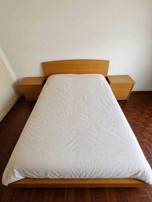 Mobília de madeira para quarto de casal completo