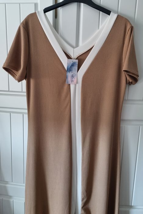 Vestido comprido de verão, bege com uma risca branca no centro. TU (até L)