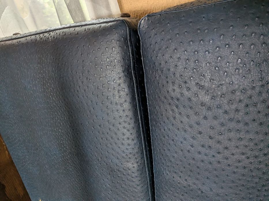 cama  com cabeceira azul petróleo