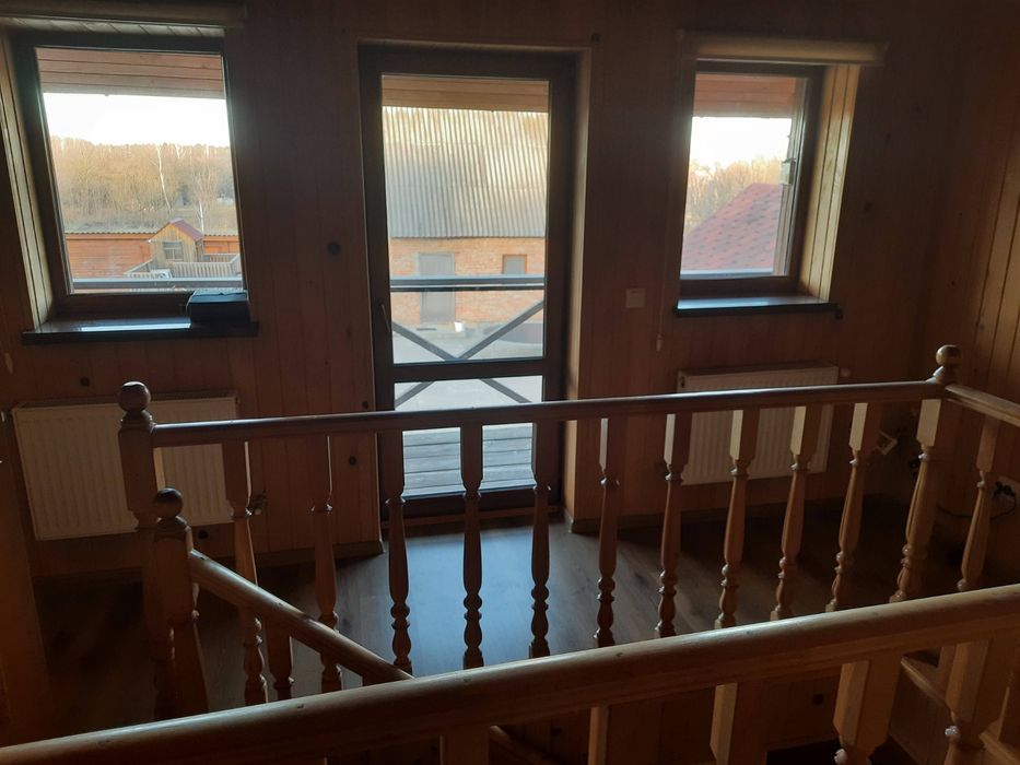 Будинок з великою територією басейном альтанкою