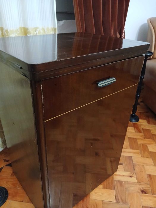 maquina de costura vintage Singer a funcionar.