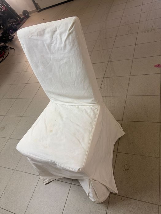 Cadeira com capa amovível em branco.