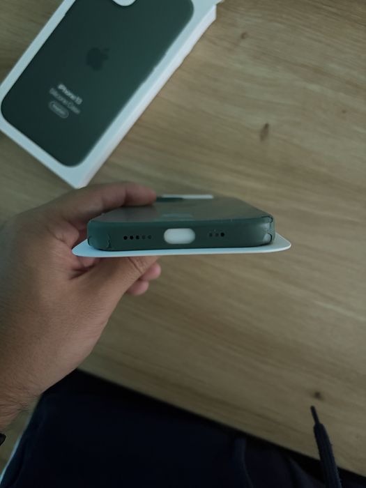 Iphone 13 com duas capas e cabos