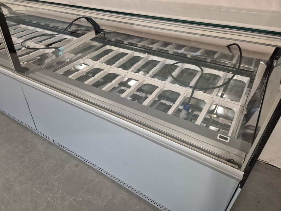 Witryna do lodów Isa Millennium 32 kuwety konserwator dystrybutor lodowy