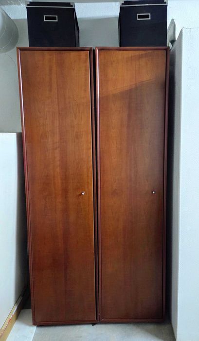 Armário de portas com prateleiras + prateira + camiseiro + mesa cabeceira