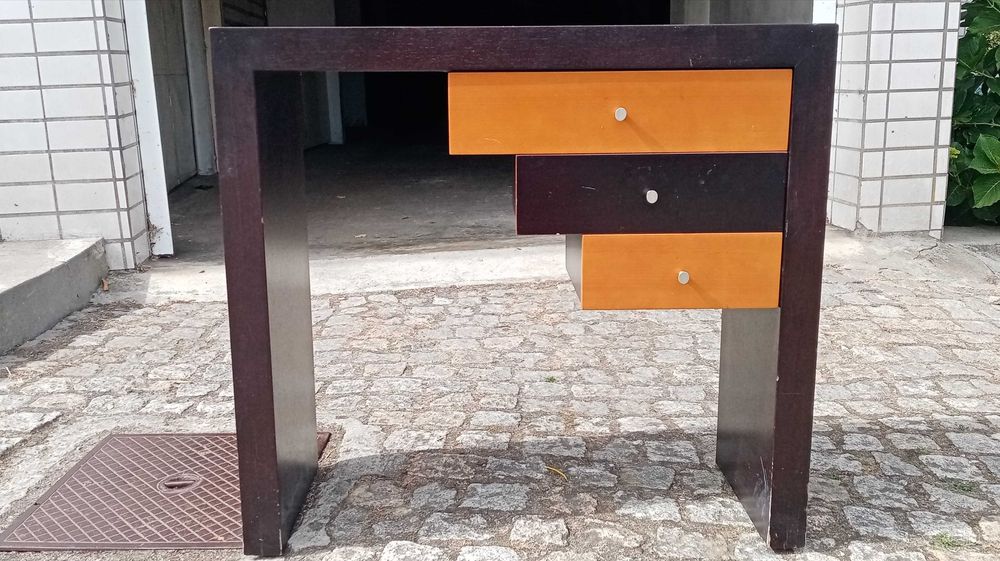 Móvel em madeira maciça