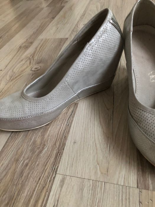 Buty na koturnie
