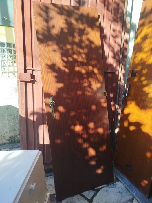 Porta castanha a abrir para a esquerda
