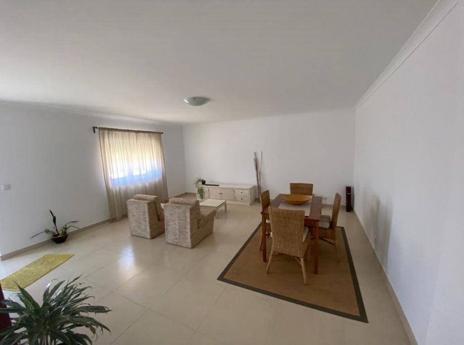 Arrenda-se Moradia Zona Oeste.