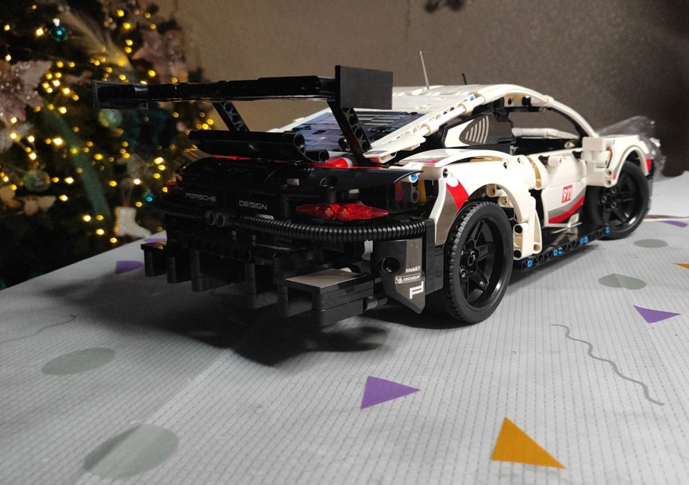 Собранная модель Lego Porsche RSR