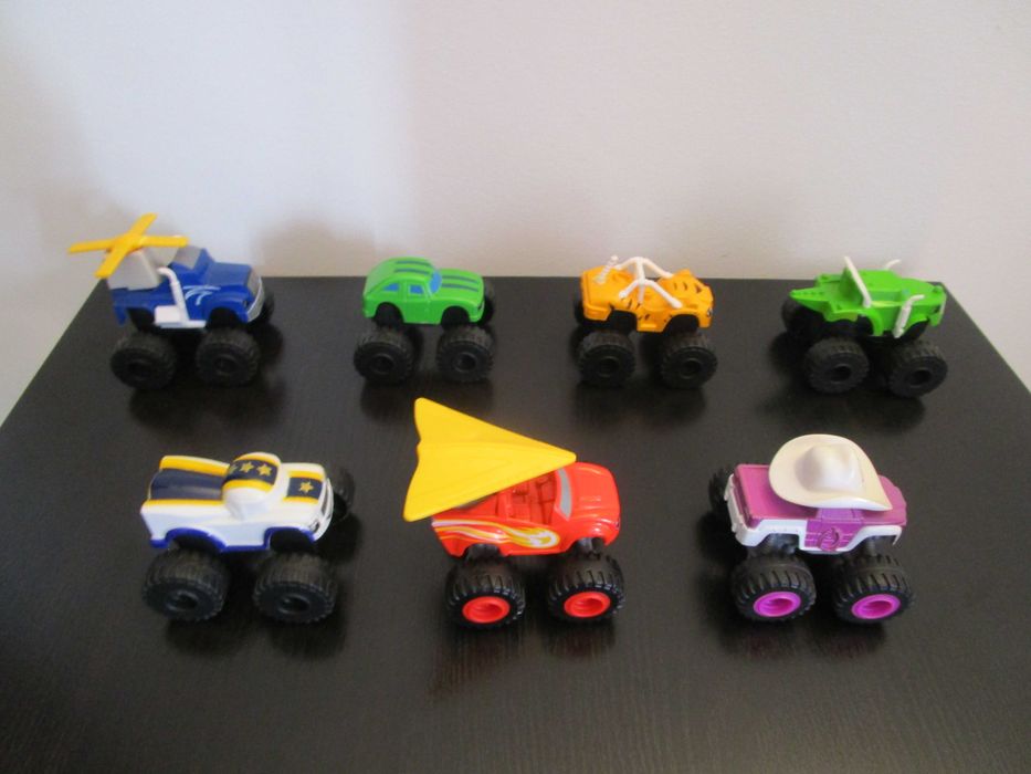 Conjunto de Livro + 7 Carrinhos do Blaze e as Monster Machines